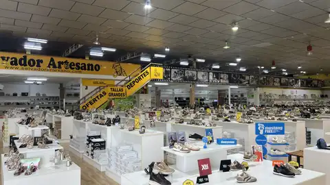 La tienda de Salvador Artesano en Elche, uno de los mayores espacios especializados de calzado La tienda de Salvador Artesano en Elche, uno de los mayores espacios especializados de calzado