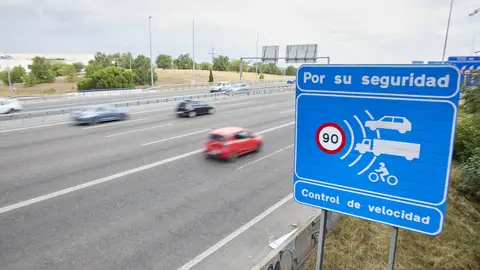 Cartel de aviso de radar en la A-3 con un máximo de 90 kilómetros de velocidad. Cartel de aviso de radar en la A-3 con un máximo de 90 kilómetros de velocidad.