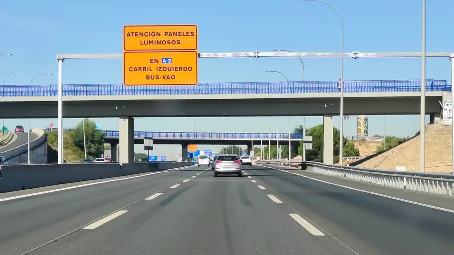 Arranca la fase de pruebas del nuevo carril Bus-VAO en la autovía A-2 Panel informativo en la A-2 del carril Bus-VAO