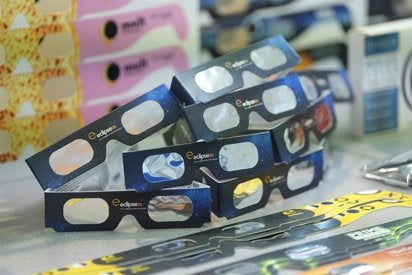 Expertos aragoneses advierten del riesgo de quedarse ciego si no se usan las gafas protectoras durante el eclipse Expertos aragoneses advierten del riesgo de quedarse ciego si no se usan las gafas protectoras durante el eclipse