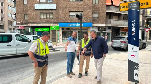 Darío Dolz, alcalde de Cuenca, en las obras de la plaza del Xúcar Darío Dolz, alcalde de Cuenca, en las obras de la plaza del Xúcar