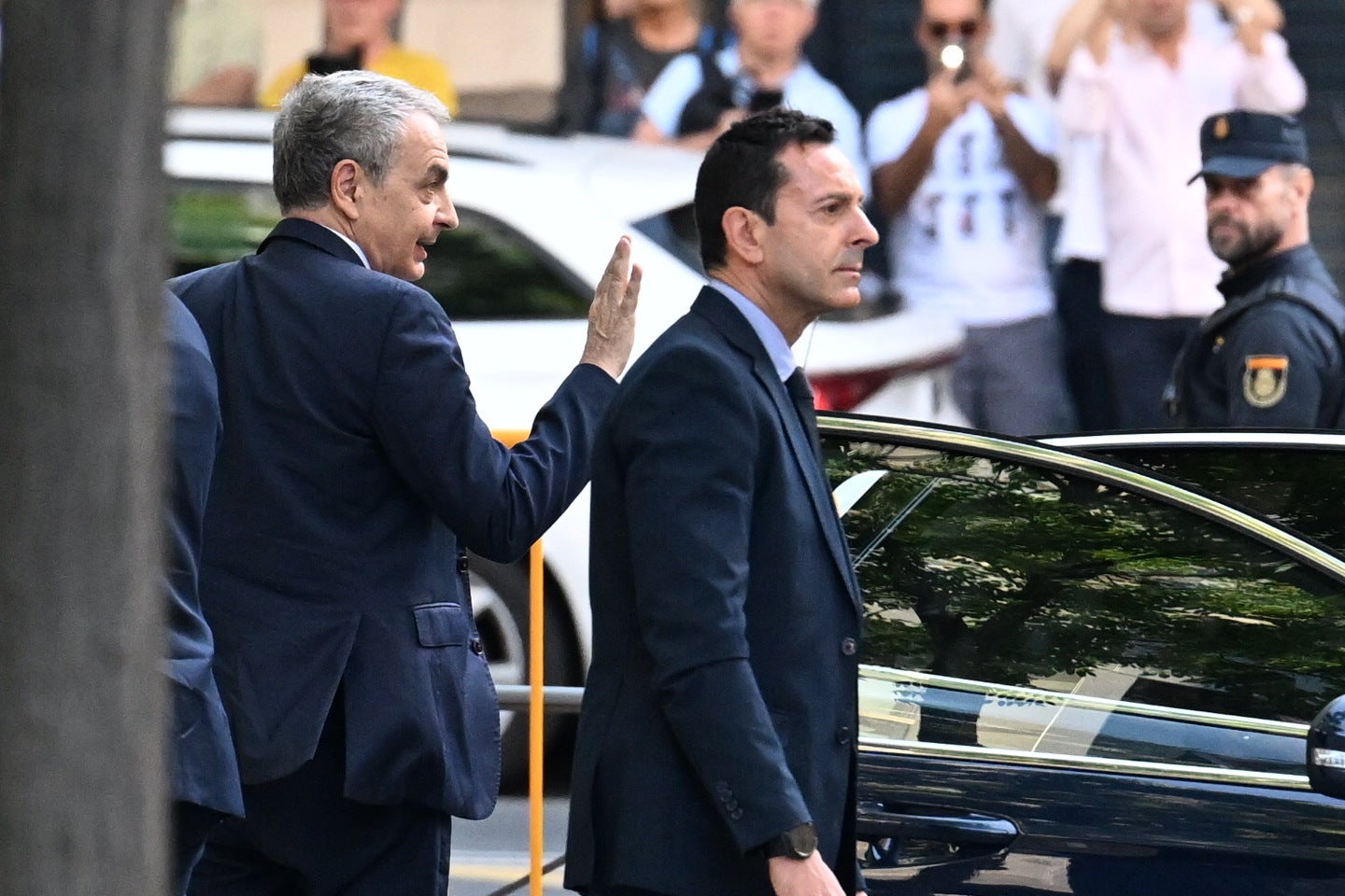 Zapatero solicita al juez que limite la investigación de la UDEF sobre sus cuentas bancarias Zapatero solicita al juez que limite la investigación de la UDEF sobre sus cuentas bancarias