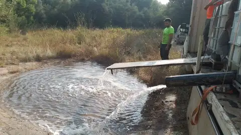 Los cazadores de la Plana Baixa reponen agua y alimento para la fauna tras el incendio de la Vall d'Uixó Los cazadores de la Plana Baixa reponen agua y alimento para la fauna tras el incendio de la Vall d'Uixó