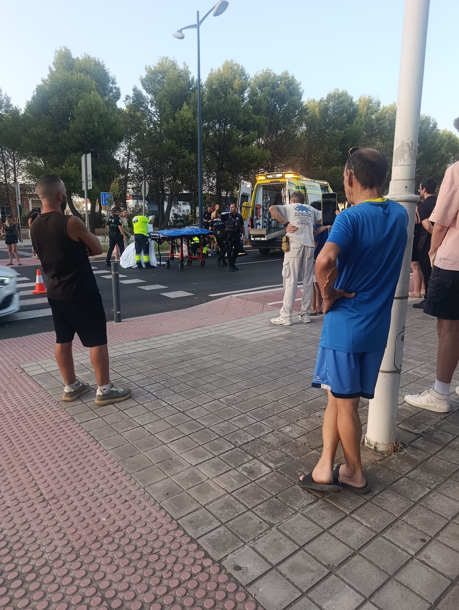 Los servicios sanitarios atienden a la víctima del atropello Los servicios sanitarios atienden a la víctima del atropello