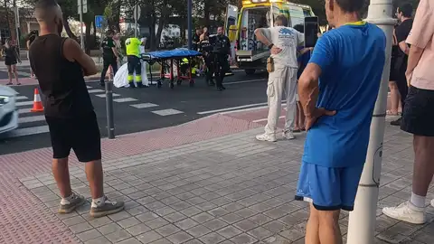 Los servicios sanitarios atienden a la víctima del atropello Los servicios sanitarios atienden a la víctima del atropello
