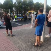 Los servicios sanitarios atienden a la víctima del atropello