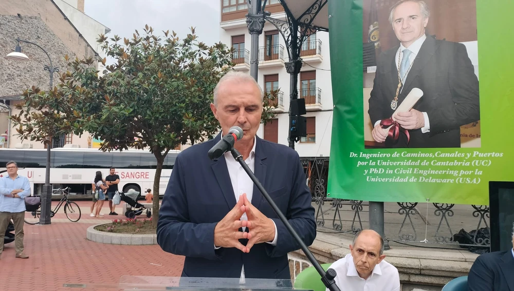 Cipri Fernández "Tenemos dos valdesanos, dos personas tan relacionadas con nuestro concejo y con la villa de Luarca, que este año han tenido galardones a nivel internacional y mundial" Cipri Fernández "Tenemos dos valdesanos, dos personas tan relacionadas con nuestro concejo y con la villa de Luarca, que este año han tenido galardones a nivel internacional y mundial"
