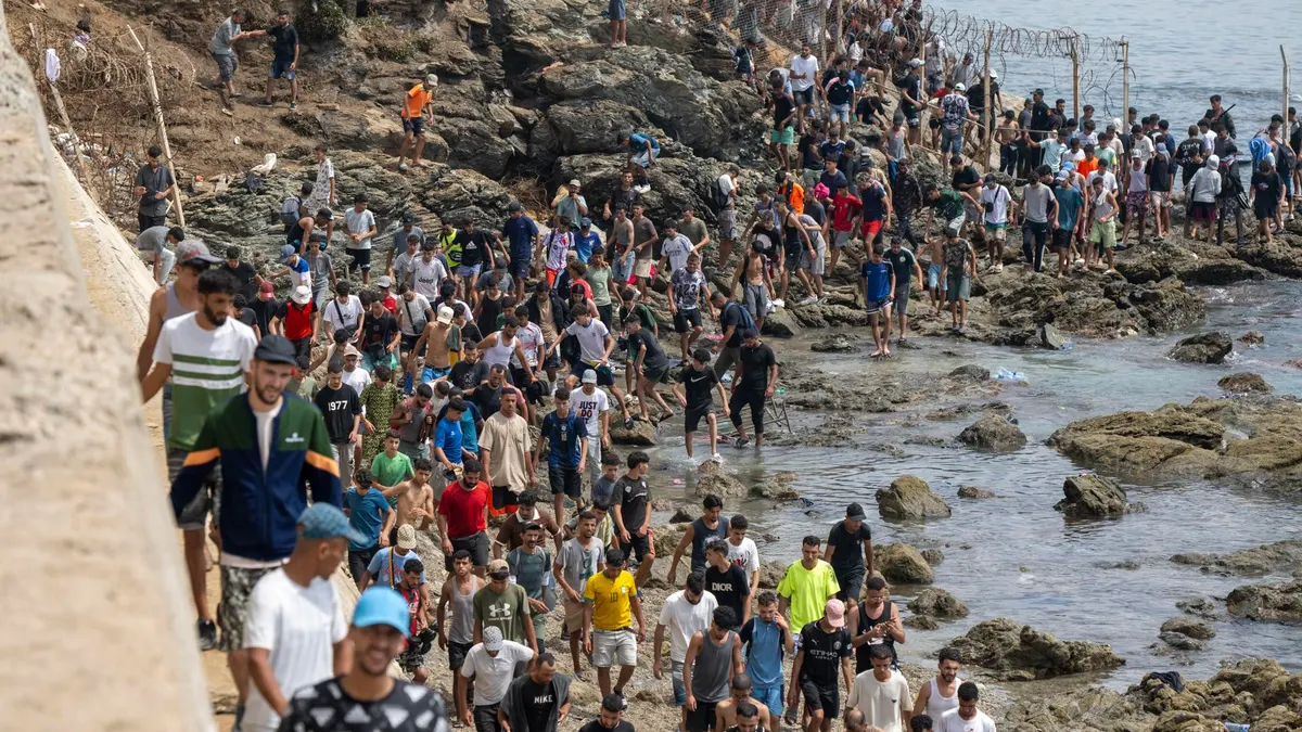 Última hora de la crisis migratoria en Ceuta: Marruecos reconoce 40.000 entradas de migrantes y 11 muertos en su territorio | Onda Cero Radio