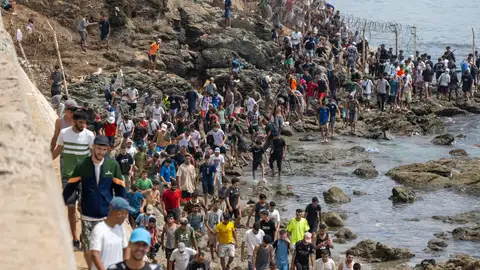 Migrantes regresando a Marruecos tras la entrada masiva a la ciudad de Ceuta. Migrantes regresando a Marruecos tras la entrada masiva a la ciudad de Ceuta.