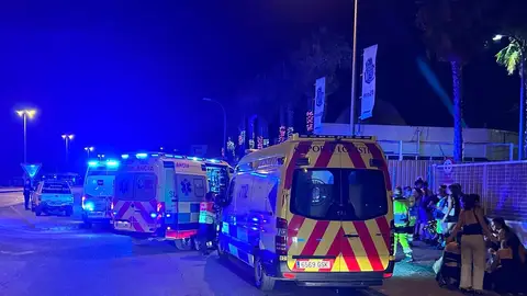 Los servicios de emergencia atendiendo a los intoxicados de la discoteca Jowke, en Alcorcón. Los servicios de emergencia atendiendo a los intoxicados de la discoteca Jowke, en Alcorcón.