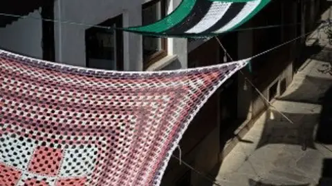 Valverde de la Vera instala en sus calles toldos realizados en ganchillo y otras técnicas por vecinas de la localidad Valverde de la Vera instala en sus calles toldos realizados en ganchillo y otras técnicas por vecinas de la localidad