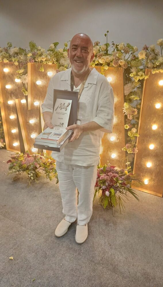 Juan Lluesma con su premio en Salamanca