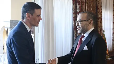 El presidente del Gobierno español, Pedro Sánchez , y el rey de Marruecos, Mohamed VI (d), se saludan con motivo del primer viaje oficial de Sánchez de esta legislatura a Marruecos, a 21 de febrero de 2024 El presidente del Gobierno español, Pedro Sánchez , y el rey de Marruecos, Mohamed VI (d), se saludan con motivo del primer viaje oficial de Sánchez de esta legislatura a Marruecos, a 21 de febrero de 2024
