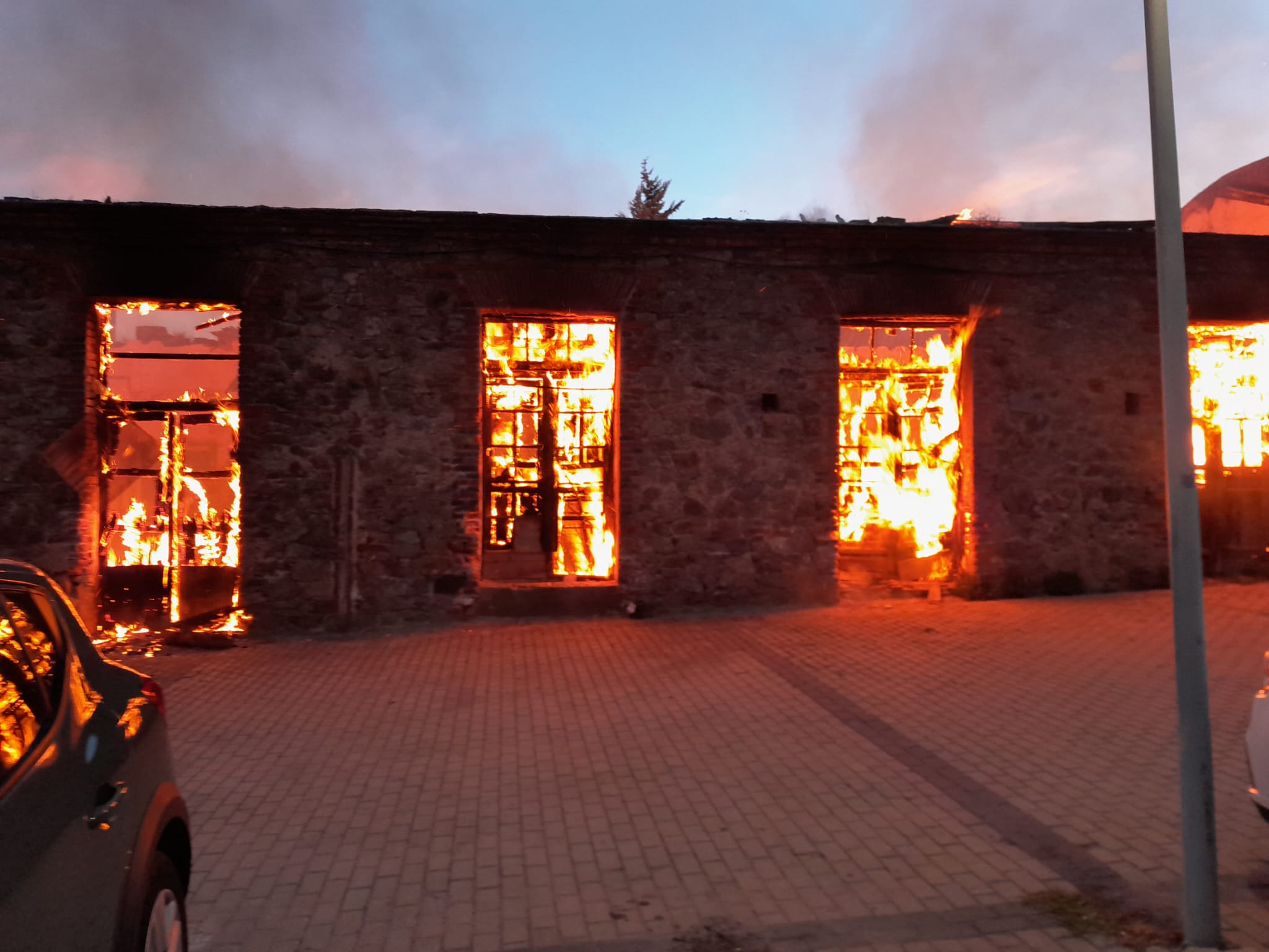 Bomberos de la Diputación de Cáceres extinguían un incendio en una antigua fábrica de harinas de Plasencia Bomberos de la Diputación de Cáceres extinguían un incendio en una antigua fábrica de harinas de Plasencia