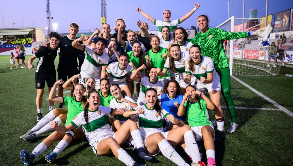 Equipo femenino del Elche C.F. tras ganar el COTIF