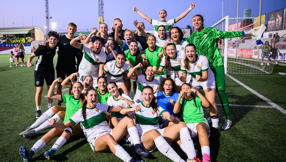 Equipo femenino del Elche C.F. tras ganar el COTIF Equipo femenino del Elche C.F. tras ganar el COTIF