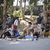 Varias personas esperan a las puertas del Centro de Estancia Temporal de Inmigrantes/ Jesús Torres / Europa Press