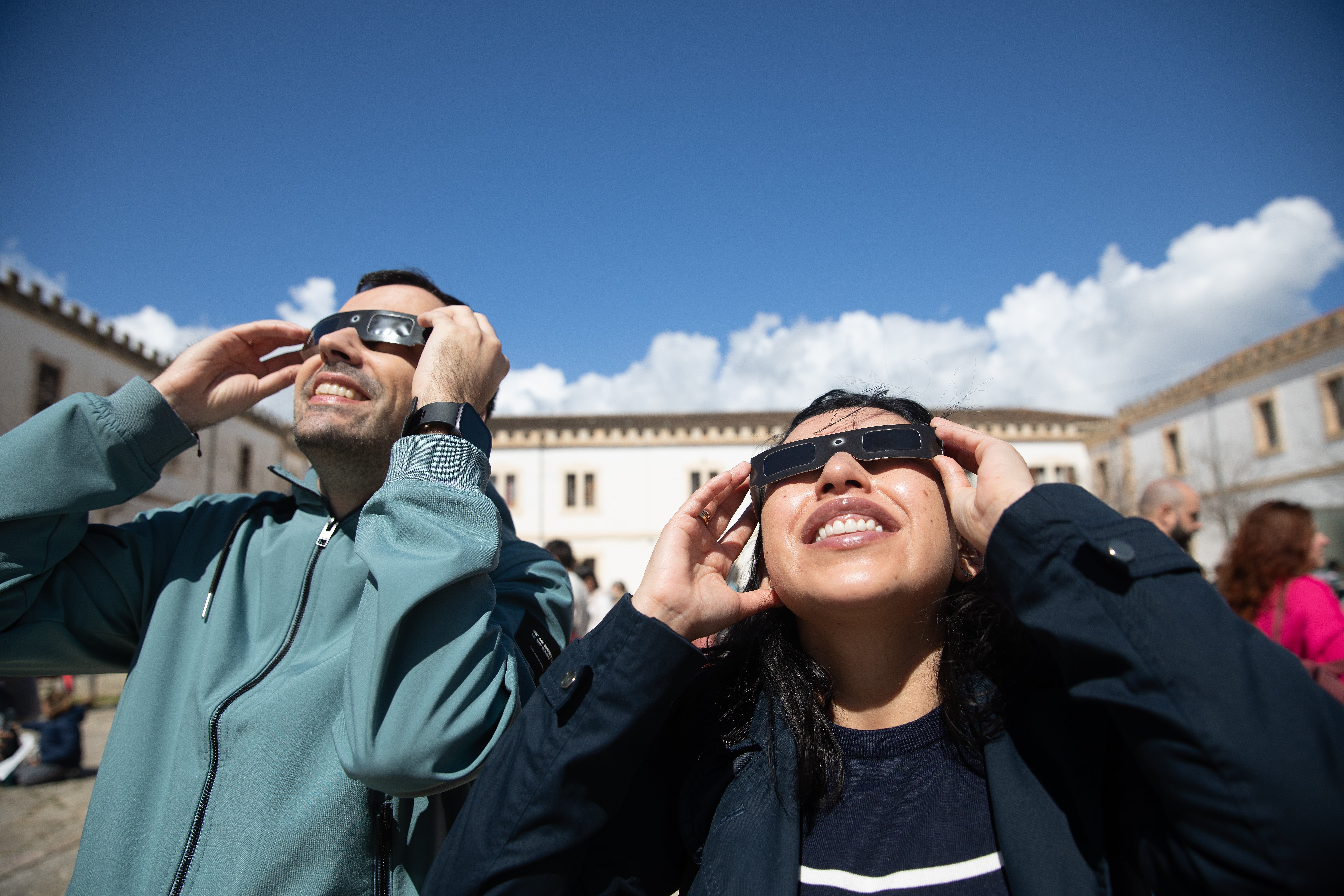 Las gafas que recomienda la OCU para ver el eclipse total de Sol de agosto: "Son las únicas adecuadas" Las gafas que recomienda la OCU para ver el eclipse total de Sol de agosto: "Son las únicas adecuadas"