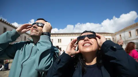 Dos personas visualizan un eclipse parcial en Palma de Mallorca el pasado marzo. Dos personas visualizan un eclipse parcial en Palma de Mallorca el pasado marzo.