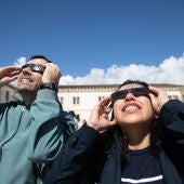 Dos personas visualizan un eclipse parcial en Palma de Mallorca el pasado marzo.