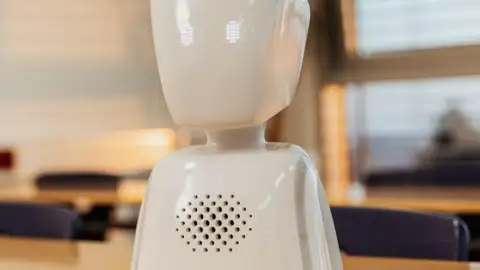 Educación impulsa la implantación del 'Proyecto ZOE' para acercar las clases a los alumnos hospitalizados Educación impulsa la implantación del 'Proyecto ZOE' para acercar las clases a los alumnos hospitalizados