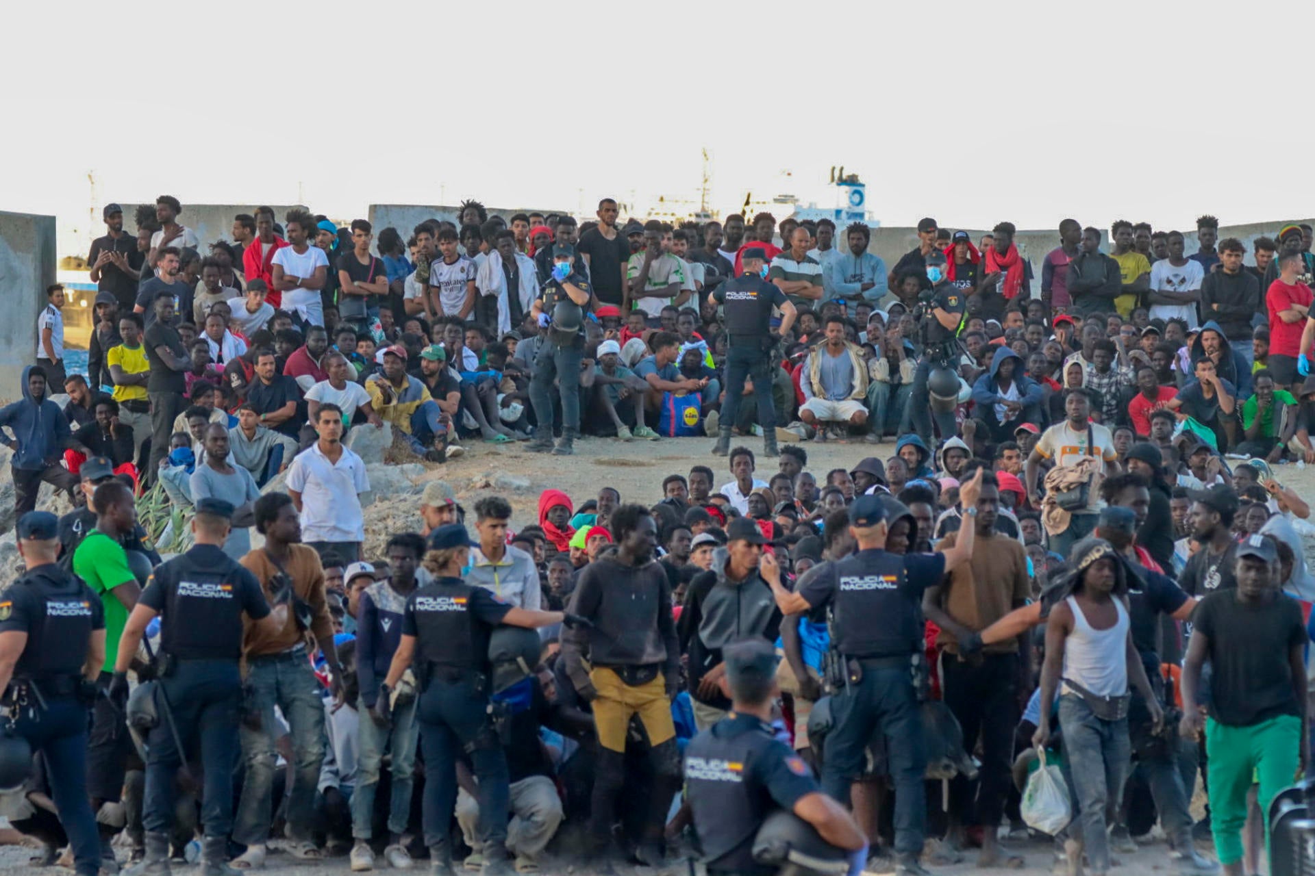 ersonas migrantes este martes, en la playa ‘El Trampolín’ de Ceuta. ersonas migrantes este martes, en la playa ‘El Trampolín’ de Ceuta.