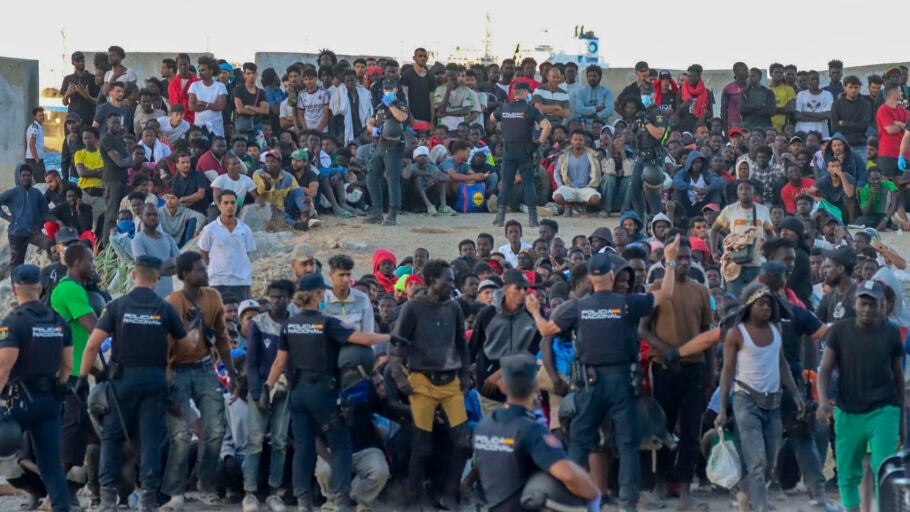 ersonas migrantes este martes, en la playa &lsquo;El Trampol&iacute;n&rsquo; de Ceuta.