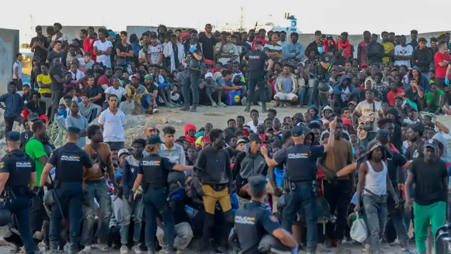 ersonas migrantes este martes, en la playa ‘El Trampolín’ de Ceuta. ersonas migrantes este martes, en la playa ‘El Trampolín’ de Ceuta.