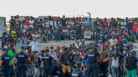 Personas migrantes este martes, en la playa ‘El Trampolín’ de Ceuta. Personas migrantes este martes, en la playa ‘El Trampolín’ de Ceuta.