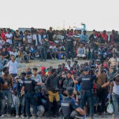 ersonas migrantes este martes, en la playa ‘El Trampolín’ de Ceuta.