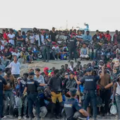 Personas migrantes este martes, en la playa ‘El Trampolín’ de Ceuta. Personas migrantes este martes, en la playa ‘El Trampolín’ de Ceuta.