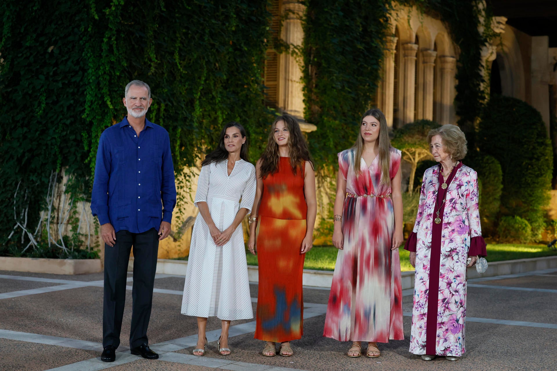 Las imágenes de la tradicional recepción de la Familia Real en Marivent: look veraniego de los reyes y Leonor y Sofía, muy atentas con su abuela Las imágenes de la tradicional recepción de la Familia Real en Marivent: look veraniego de los reyes y Leonor y Sofía, muy atentas con su abuela