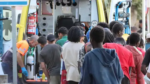 Personas migrantes hacen fila para ser atendidas por los servicios médicos en la playa ‘El Trampolín’ de Ceuta. Personas migrantes hacen fila para ser atendidas por los servicios médicos en la playa ‘El Trampolín’ de Ceuta.