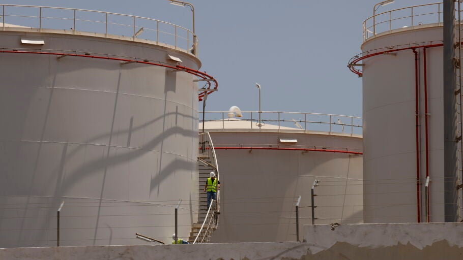 Un operario en el exterior de un tanque de combustible, en el pol&iacute;gono industrial de Salinetas, a 5 de agosto de 2026, en Telde, Gran Canaria, Islas Canarias (Espa&ntilde;a). El accidente ha dejado un saldo de un fallecido y dos heridos de gravedad. Los dos heridos, ambos con pron&oacute;stico grave, seg&uacute;n ha confirmado la Polic&iacute;a Nacional, han sido trasladados a un centro hospitalario. Actualmente se desconoce c&oacute;mo se ha producido la explosi&oacute;n del tanque de combustible, si bien fuentes conocedoras de los ...
