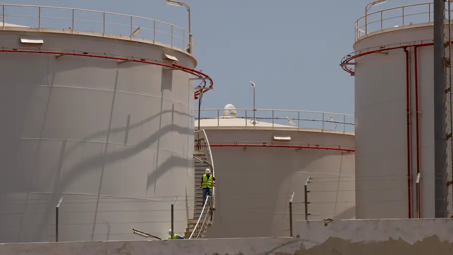 La explosión de un tanque de combustible en Telde (Gran Canaria) deja un fallecido y dos heridos graves Un operario en el exterior de un tanque de combustible, en el polígono industrial de Salinetas, a 5 de agosto de 2026, en Telde, Gran Canaria, Islas Canarias (España). El accidente ha dejado un saldo de un fallecido y dos heridos de gravedad. Los dos heridos, ambos con pronóstico grave, según ha confirmado la Policía Nacional, han sido trasladados a un centro hospitalario. Actualmente se desconoce cómo se ha producido la explosión del tanque de combustible, si bien fuentes conocedoras de los ...