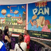 Ocho muralistas gallegos convierten unas galerías del Ensanche de Santiago en un museo de arte urbano Ocho muralistas gallegos convierten unas galerías del Ensanche de Santiago en un museo de arte urbano