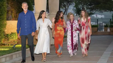 La Familia Real recibe a una representación de la sociedad balear en el Palacio de Marivent. La Familia Real recibe a una representación de la sociedad balear en el Palacio de Marivent.