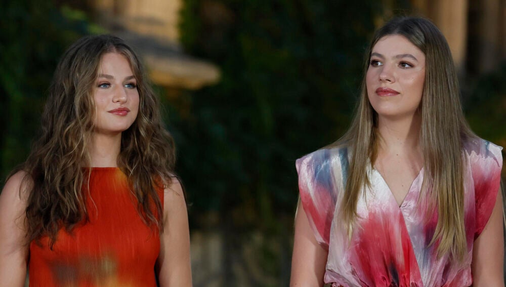 La princesa Leonor y la infanta Sofía, en la recepción de la Familia Real en Marivent.