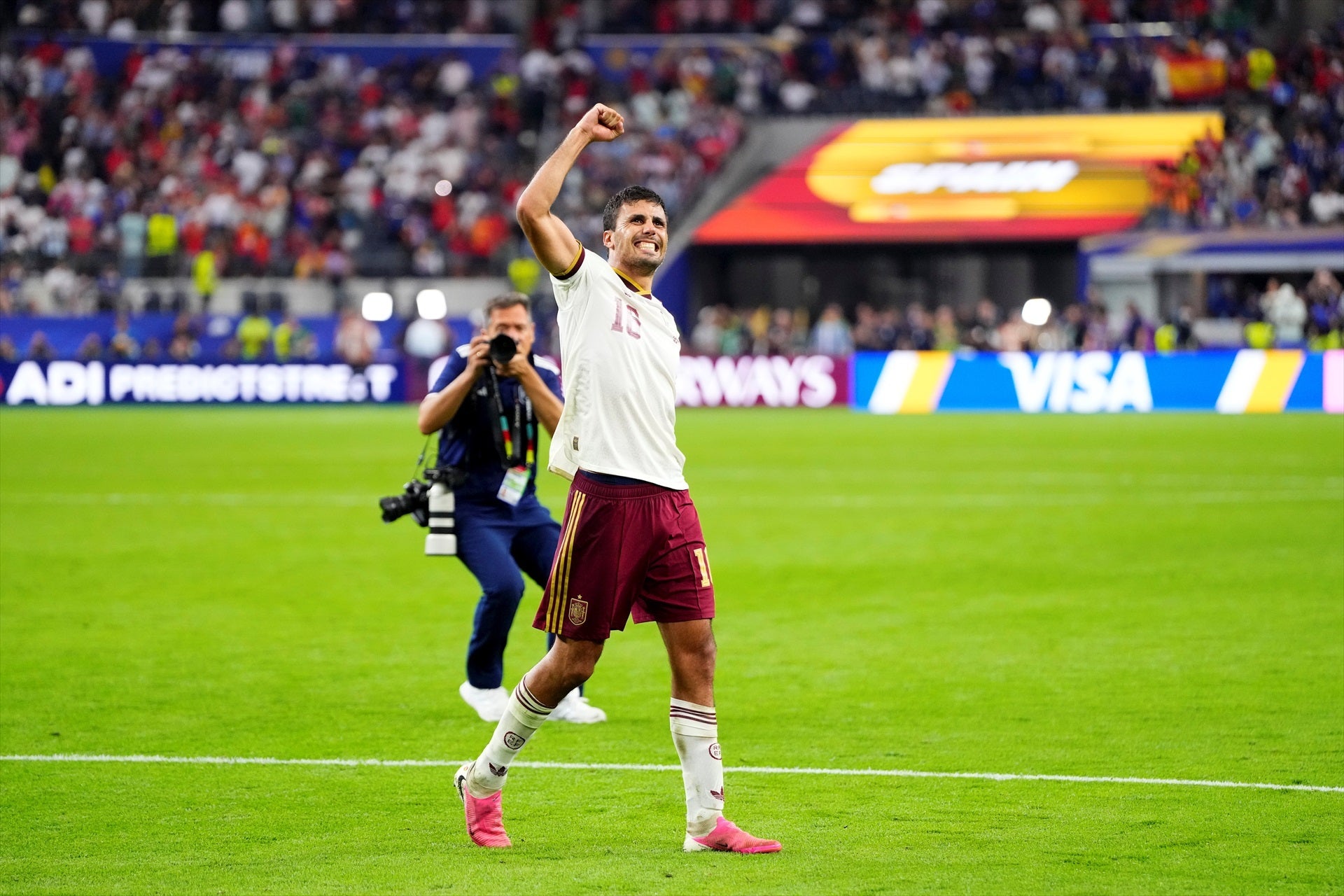 Las horas de locura que decidieron el 'no fichaje' de Rodri por el Real Madrid y su 'sí' al Barça: una charla con Flick y la decisión definitiva Las horas de locura que decidieron el 'no fichaje' de Rodri por el Real Madrid y su 'sí' al Barça: una charla con Flick y la decisión definitiva