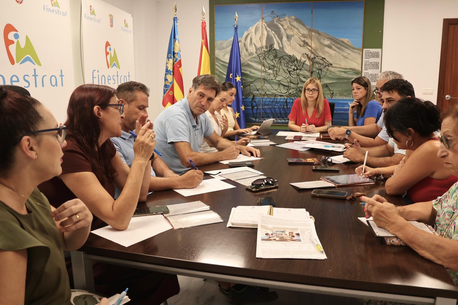 Reunión de coordinación de dispositivos para el "Dia de Paelles" y el inicio de las fiestas patronales de Finestrat del 20 al 24 de agosto Reunión de coordinación de dispositivos para el "Dia de Paelles" y el inicio de las fiestas patronales de Finestrat del 20 al 24 de agosto