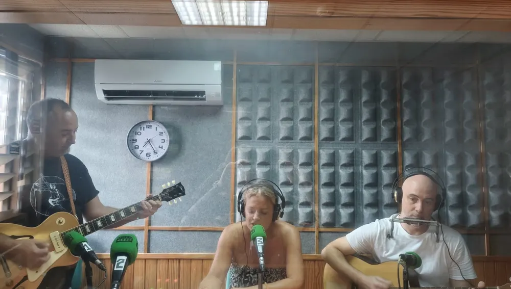 Endèmics en el momento de cantar la canción inspirada en el poema de Iolanda Bonet Endèmics en el momento de cantar la canción inspirada en el poema de Iolanda Bonet