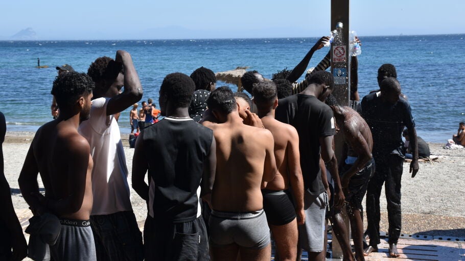 Varias personas se asean en las duchas p&uacute;blicas, en la playa del Trampol&iacute;n/ Gabriela Sard&aacute; N&uacute;&ntilde;ez / Europa Press
