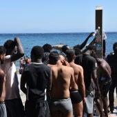 Varias personas se asean en las duchas públicas, en la playa del Trampolín/ Gabriela Sardá Núñez / Europa Press