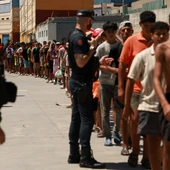 Migrantes esperan en fila para recoger comida en Ceuta. Migrantes esperan en fila para recoger comida en Ceuta.