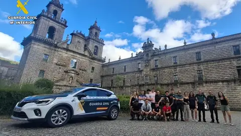 A garda civil realoxa a pelegríns que non tiñan aloxamento A garda civil realoxa a pelegríns que non tiñan aloxamento