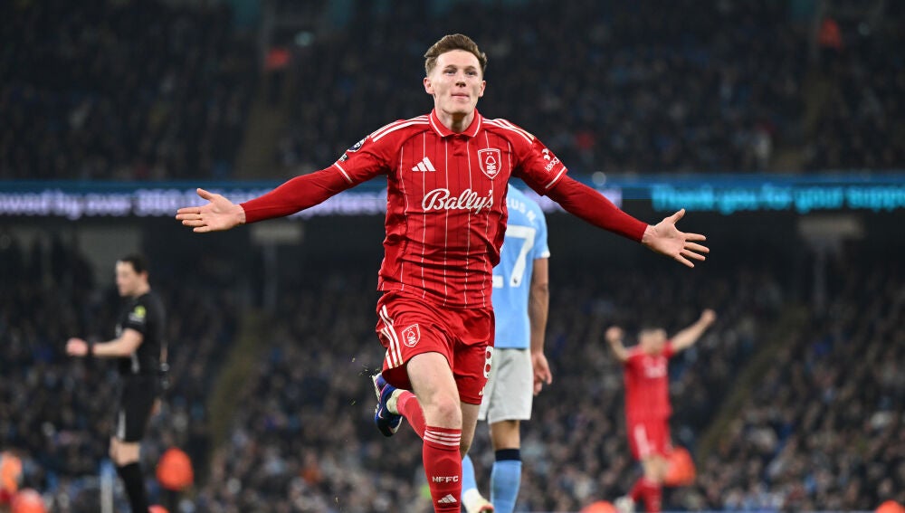 Elliot Anderson durante su etapa en el Nottingham Forest.