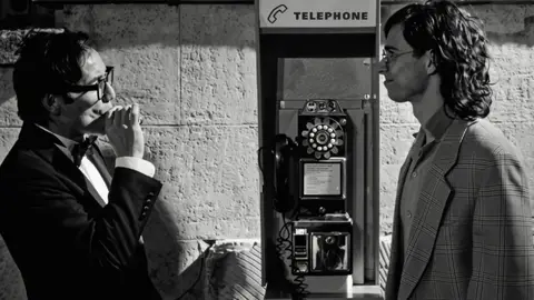 Carlos Santos (Chicho Ibáñez Serrador) y Marco Steel (Steven Spielberg), en 'Montecarlo 67' Carlos Santos (Chicho Ibáñez Serrador) y Marco Steel (Steven Spielberg), en 'Montecarlo 67'