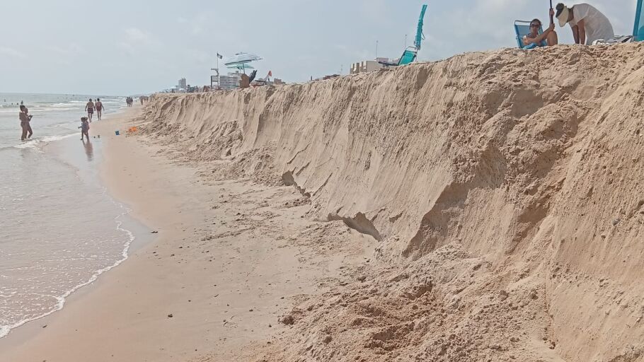 Escal&oacute;n generado en la playa de El Perell&oacute;