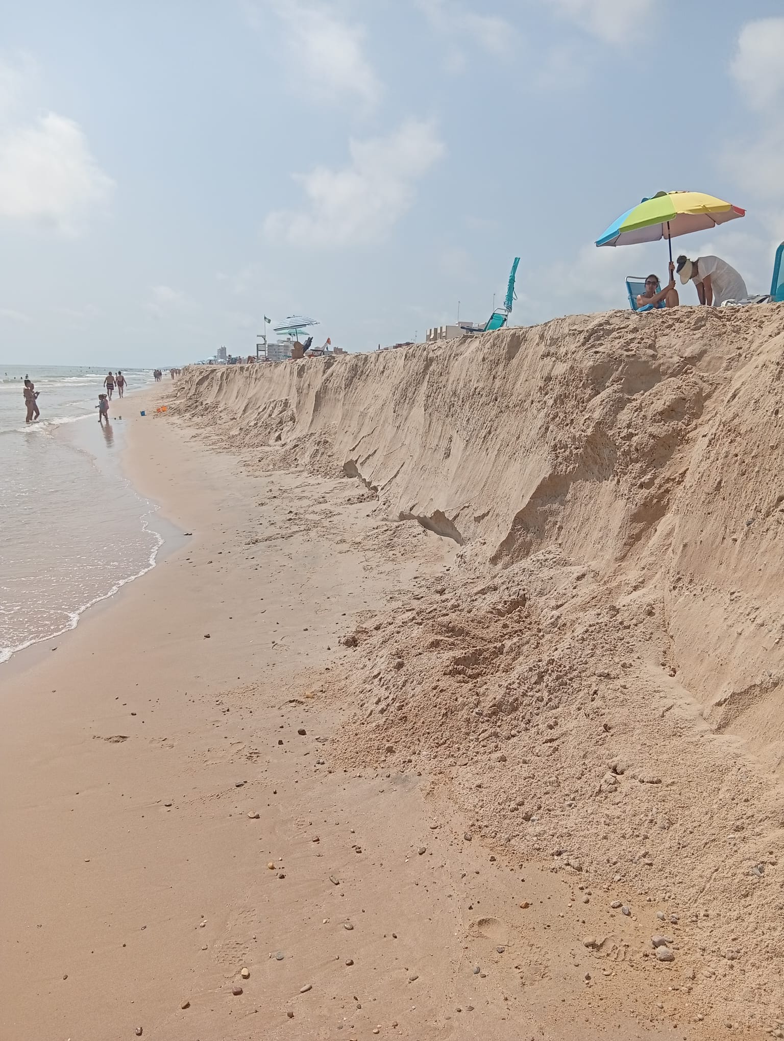 El ayuntamiento de El Perelló trabaja en la eliminación de un gran escalón de arena en su playa El ayuntamiento de El Perelló trabaja en la eliminación de un gran escalón de arena en su playa