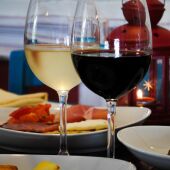 Dos copas de vino de Valdepeñas